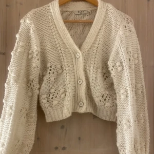 Vit stickad kofta - Vit stickad kofta från NA-KD