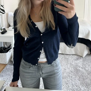 Blå kofta med stjärnor - Supersöt blå kofta med stjärnor på armbågarna i storlek s💕 Pris kan diskuteras vid snabb affär! Knappt använd💕