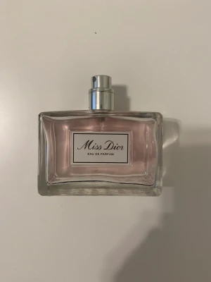 Miss dior parfym - Använd ett par gånger men häften av flaskan finns kvar, använder inte denhär längre. Pris kan sänkas beroende på, originalpriset ligger på över 1000