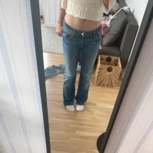 Mavi jeans - Säljer dessa as snygga Mavi jeansen för att dom är lite stora på mig, dom är storlek 32/27 och sitter bra i längden på mig som är ungefär 160💕 kom privat för mer frågor. Priset är inte fast.💕