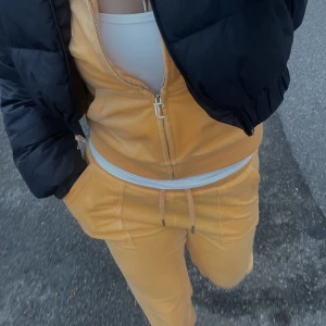 Orange juicy - Sett ifrån Juicy couture i super bra skick, storlek m på båda 