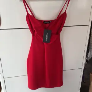 Super fin röd urringad klänning som jag aldrig andvändt. 