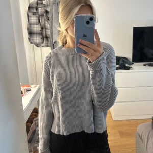 Stickad tröja - En grå stickad tröja från Bik Bok, som ej används längre.