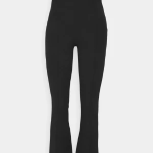 Dressad byxa Gina Tricot - Dressade byxor ifrån Gina Tricot, sytt pressveck på framsidan och stretchig kvalité. Storlek 44/XXL Säljer pågrund av att jag gått ner i vikt. Helt nya med lappen kvar!  Kostade 329kr nya.