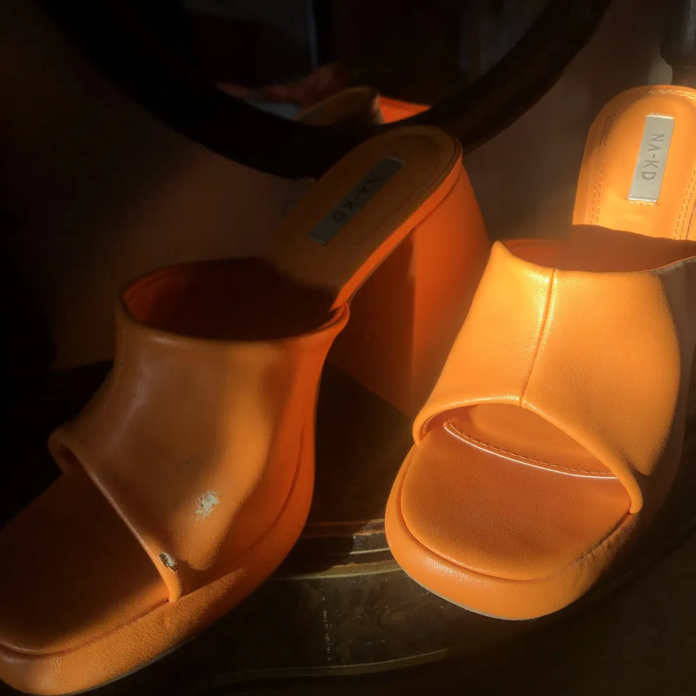 Chunky heels i fake oranget läder. Har ett lite märke på sidan men annars är dom som nya.  Frakt tillkommer, fråga gärna om du vill ha fler bilder🫶🏻. Skor.
