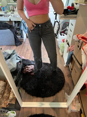 Jeans från Gina tricot - Gråa jeans från Gina, storlek 38, sparsamt använda. Säljes för 199kr + frakt