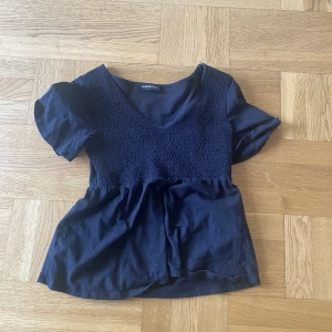 Gullig t-shirt  - Söt t-shirt/blus använt 2 gånger 💞