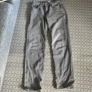 Jättefina gråa lågmidjade jeans från Gina säljs pga att de ej används längre, de är använda men i väldigt bra skick.☺️