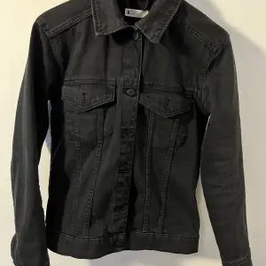 Jeansjacka i tvättad svart färg från Gina Tricot i storlek S Fin kvalitet, säljer endast pga storlek för liten