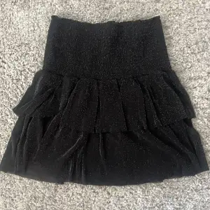 En jättefin neo noir kjol använd 1 gång❤️ det är volang o den är svart glittrig 