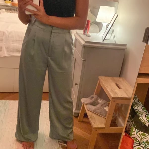 gröna kostymbyxor - gröna sidenimmitation vida kostymbyxor:) lätt uppsydda men kan också tas ned till orginallängd igen!