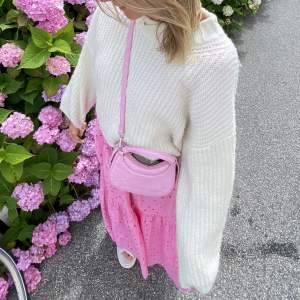 Säljer min urgulliga rosa väska från ZARA i nyskick🩷Väskan är köpt förra året och är helt slutsåld på hemsidan. Perfekt nu till sommaren!