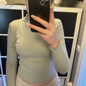 Topp från Bik Bok - Grön topp från bikbok. Ganska bra skick. Köparen står för frakten💗💗