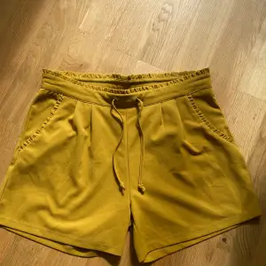 Så himla sköna shorts från Pigalle i en senapsgul färg. Lite noppriga vid fickan på sista bilden, annars bra skick!!
