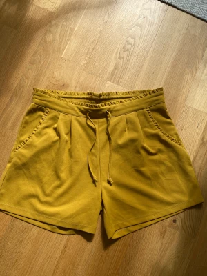 Sköna shorts - Så himla sköna shorts från Pigalle i en senapsgul färg. Lite noppriga vid fickan på sista bilden, annars bra skick!!