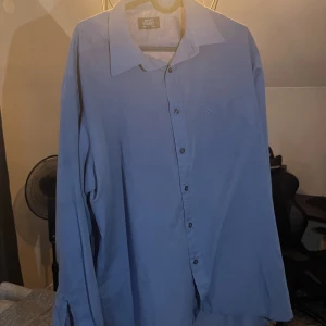 Blå Skjorta - Säljes då lite för stor