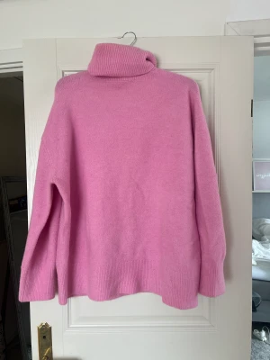 Stickad tröja  - Säljer denna stickade tröja ifrån Zara med liten krage, superfin och bara använd några gånger. Jätteskönt material. Den är i storlek S men den sitter typ som en M