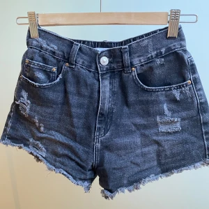 Svarta highwaist shorts från Zara - Har haft dessa shorts från Zara sen typ två år tillbaka men använder inte dem längre eftersom dem sitter lite tajt i midjan😫