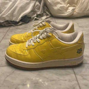 Bape skor  - Säljer dessa galna a bath ape roadsta spongebob 2008 limeted edition skor på ett nypris för 20000kr! Ett par Riktigt sällsynta skor som inte kommer tillbaka. Lägg bud. Gula snören kommer med köp. 100% äkta. Lite cressade men ändå i ett riktigt bra skick. 