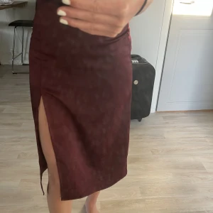 Kjol - Säljer denna vinröda kjol, matriarkat ör ungefär som silkes. Kjolen är i jätte bra skick och perfekt till sommaren!💓💓