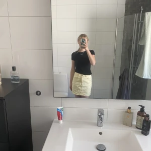 Gul jeans kjol - Fin gul jeans kjol som passar perfekt till en varm sommardag, storlek 34 men jag har vanligtvis storlek S/M och den passar mig