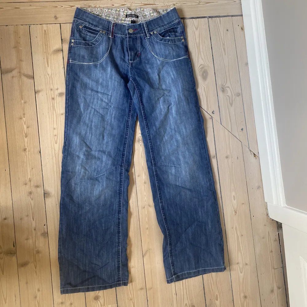 Coola lågmidjade/mid waist jeans i baggy modell. Snygga detaljer, perfekt skick. Sitter ungefär som en M, skriv för mått❤️Kolla gärna in alla mina andra jeans!. Jeans & Byxor.