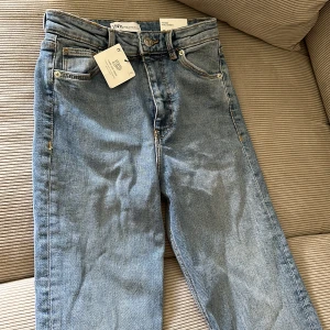 Jeans  - Helt oanvända jeans från Zara.  Storlek 34