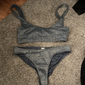 Bikini  - Glittrig bikini från Nakd i storlek Xs.