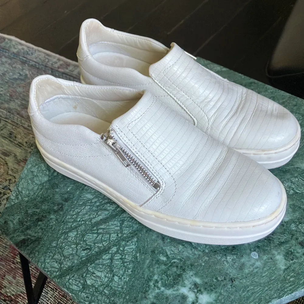  vita skor från k.cobler, dom är jättesöta till sommaren men passar tyvärr inte mig! Dom är i storlek 37 men passar 38! TRYCK EJ PÅ KÖP NU!!. Skor.