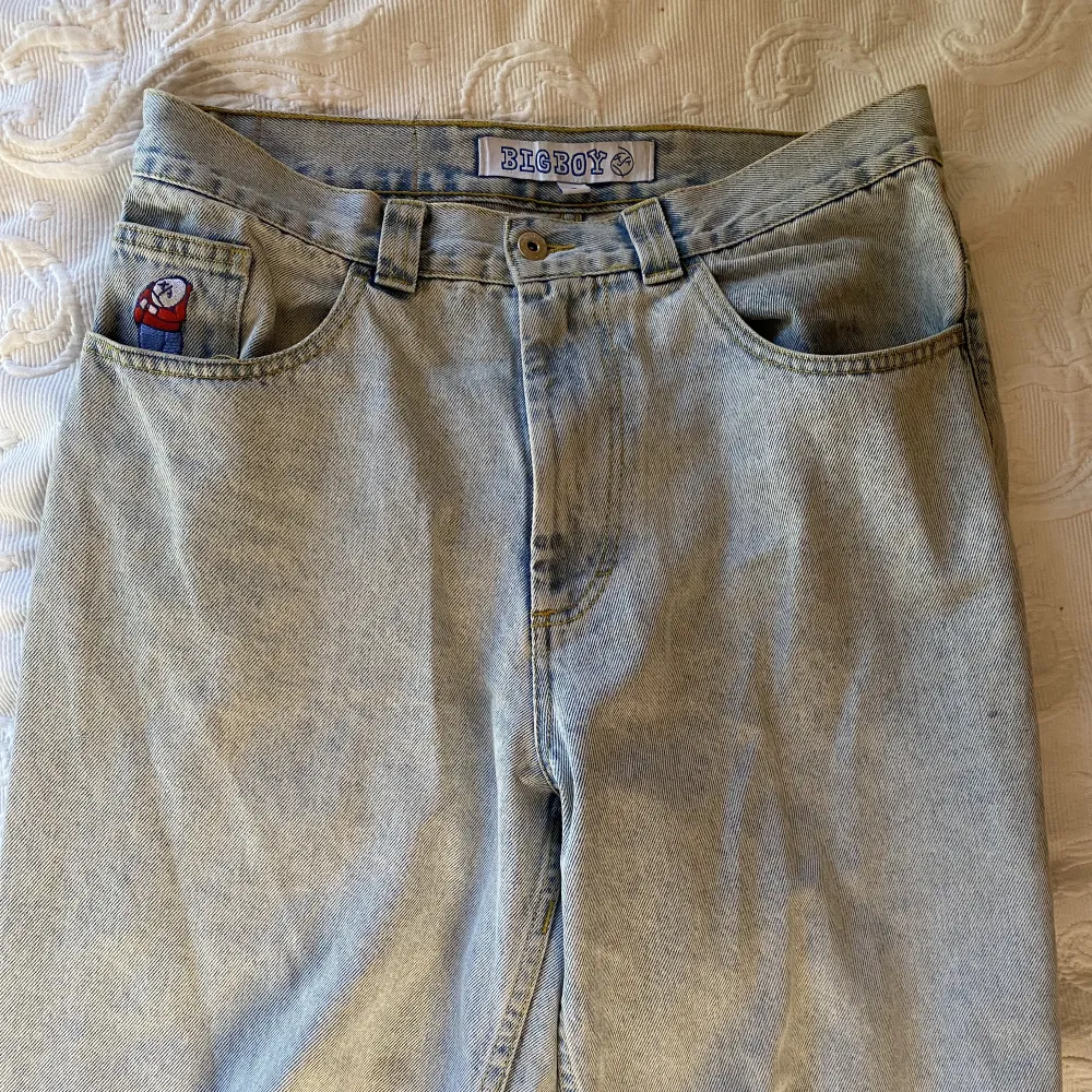 As balla jeans från polar skate co, som inte e min stil längre 😘❤️i bra skick förutom att de e slitna där nere❤️ Kom priv för mer info om de behövs💕. Jeans & Byxor.
