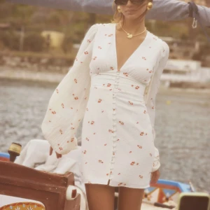 Adoore klänning - INTRESSEKOLL!!! tänkte kolla intresset på min superfina adoorekänning som nu är slutsåld på hemsidan. Oanvänd med lappar kvar. Nypris 1495kr. Ifall intresset finns så kanske jag säljer vidare 💕