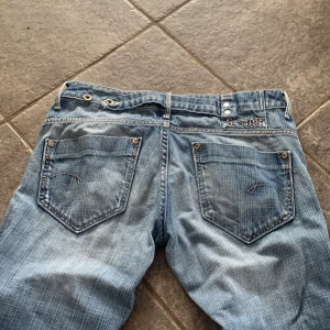 lågmidjade f jeans - säljer dessa jeans. dom är lågmidjande, dom är raka neråt, inte skinny.. köpte här på plick men dom är för stora och har inte använt dom. bara testat. skulle passa någon som är 160 perfekt😍 Midjemått:78 Innerbenslängd: 76-77🥰