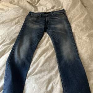 Replay jeans i fint skick som passar till perfekt till sommaren helt utan några defekter Jeansen är förkortade till storlek 32/31