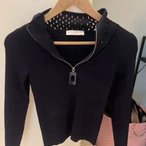Sandro tröjs - Säljer denna långärmade topp från sandro. Mörkblå i ett tjockare material, dragkedja fram! Frakt tillkommer