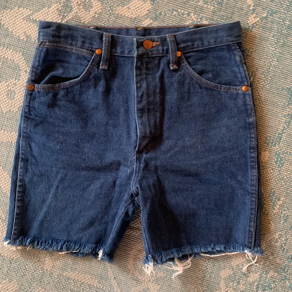 Jättefina jeans shorts! Midja-78 Längd-41 Sitter bra på mig som vanligtvis har small. Shorts.