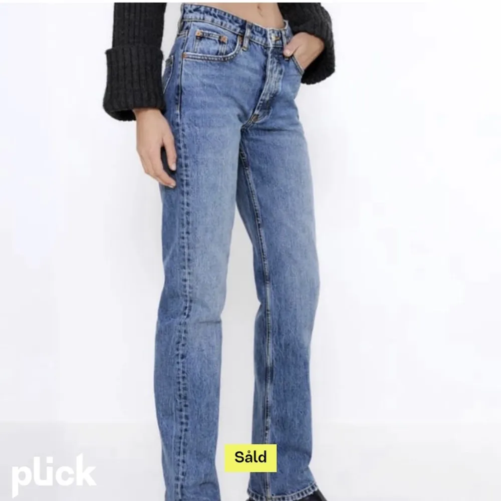 Säljer mina skit snygga slutsålda mid rise jeans från zara! Knappt använda! Obs det två första bilderna är ej mina. Jeans & Byxor.