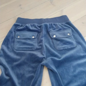 Juicy coutore - Nu säljer jag mina blåa juicy byxor! Säljer billigt eftersom de är använda och har ljusa hårda fläckar som inte går bort, Se på tredje bilden. Storlek xs, köpta från NK för 1100kr. Säljer för de inte kommer till användning nu efterssom jag har fått nya.