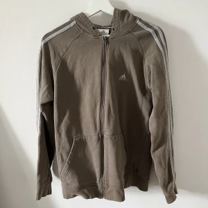 Adidas tröja - Vintage adidas hoodie. Mellan storlek s-l beroende på hur man vill att den ska sitta. 