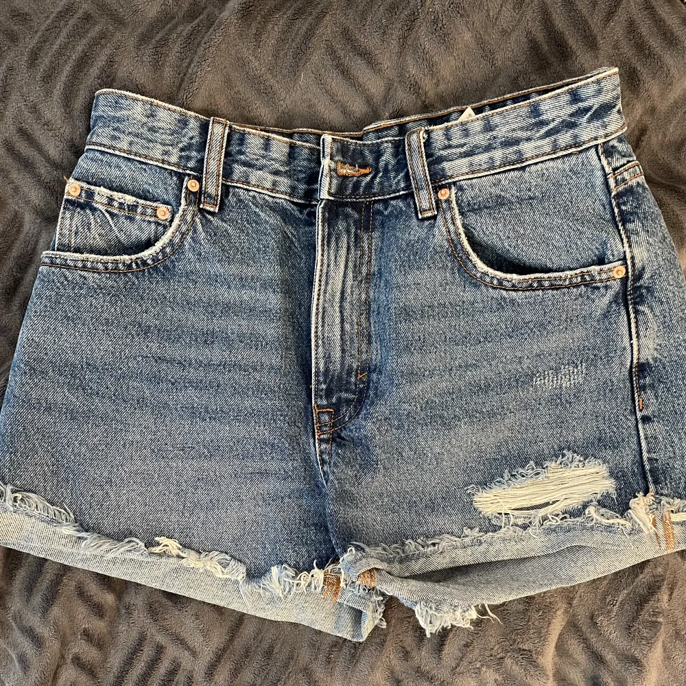 Jeansshorts från Pull & Bear💗 Storlek 38, säljer för att dem är alldeles för stora för mig❤️ Endast använd en gång🥰. Shorts.