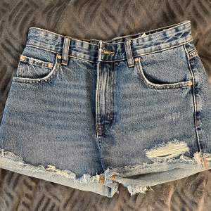 Jeansshorts från Pull & Bear💗 Storlek 38, säljer för att dem är alldeles för stora för mig❤️ Endast använd en gång🥰