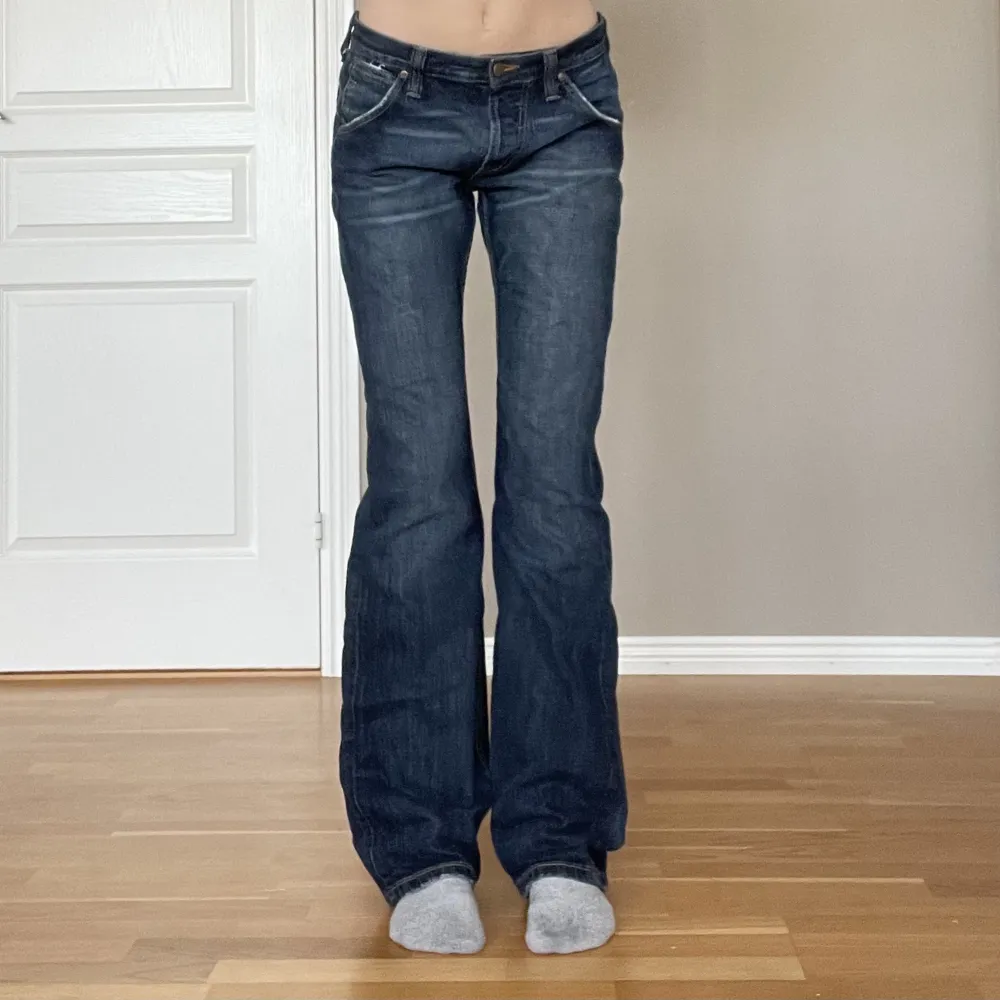 Lågmidjade lee jeans som är i bra skick och inte så mycket använda. W29 och L34. Storlek 29/34. Använd gärna köp nu💕. Jeans & Byxor.