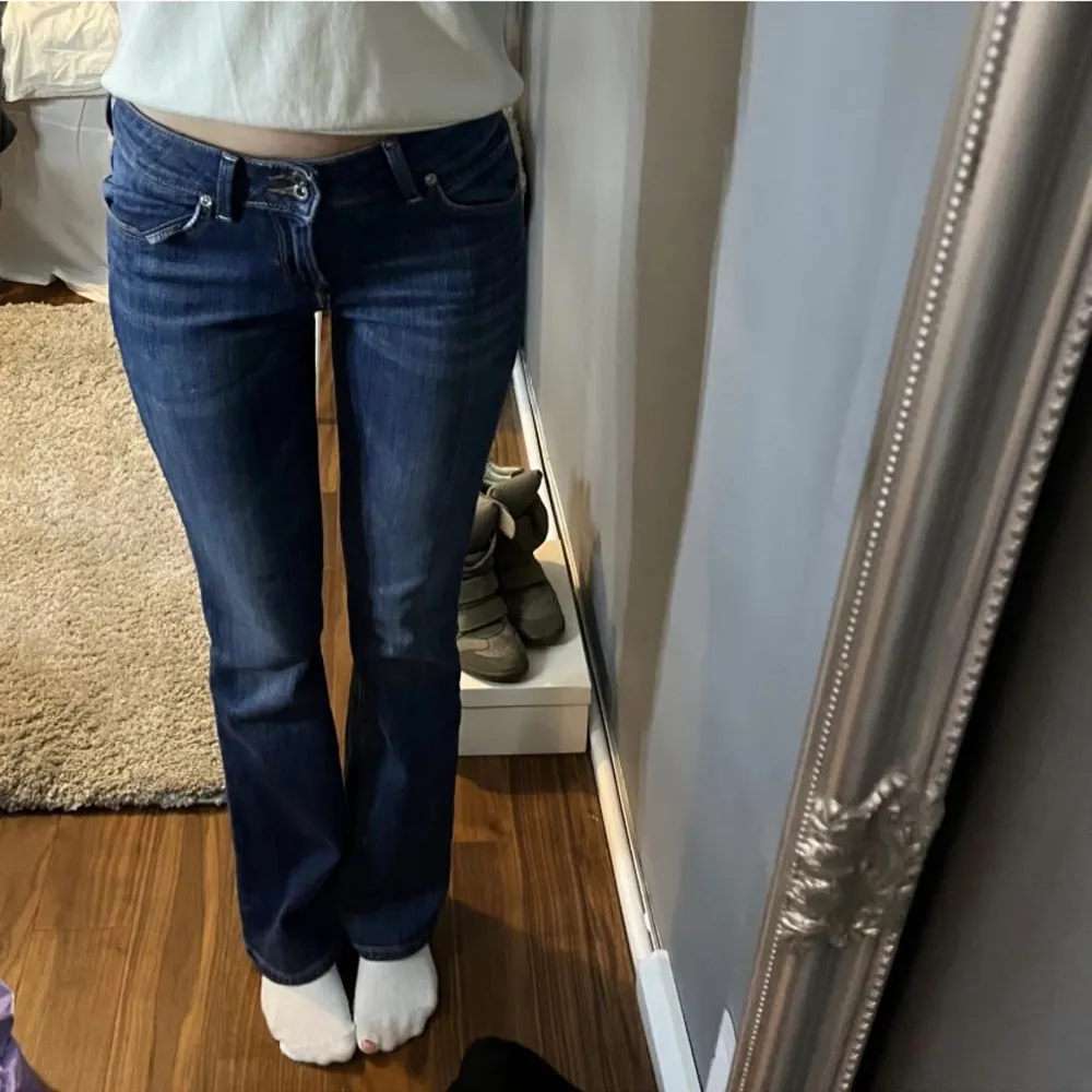 Sjukt snygga lågmidjade jeans ifrån lee som tyvärr inte kommer till användning. Innerben: 83 och midja: 78+stretch 💘💘. Jeans & Byxor.