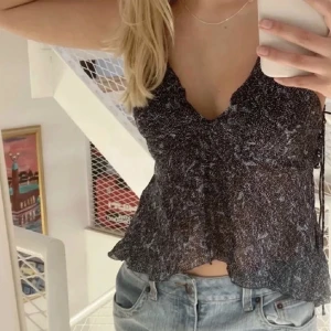 Somrig Zara topp  - Världens finaste topp från zara i nyskick ! 💙 Kolla mina andra annonser, rensar ut min garderob ! 