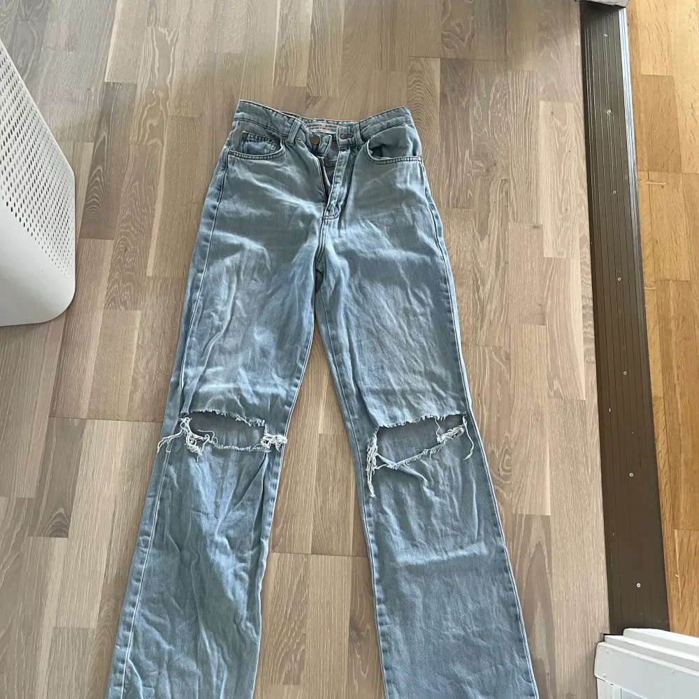 Säljer ett par blåa jeans med hål i🩵. Jeans & Byxor.