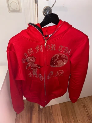 Aim for the moon hoodie - Storlek S. Använd mindre än 10 gånger. Pris kan diskuteras mer privat!