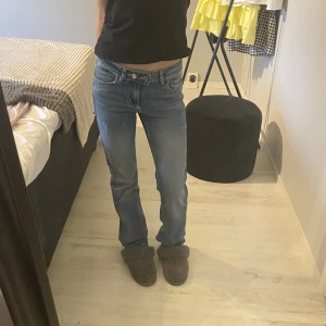 Junkyard jeans - säljer mina super snygga lowwaisted jeans från junkyard, jeansen har en liten bootcut och passar i längd för någon över 160, säljer pågrund av att de är för långa på mig och jag är 158!!💕💕