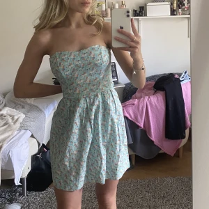 Klänning - Super fin sommarklänning! Aningen stor på mig tyvärr 🌸kontakta mig för fler bilder!