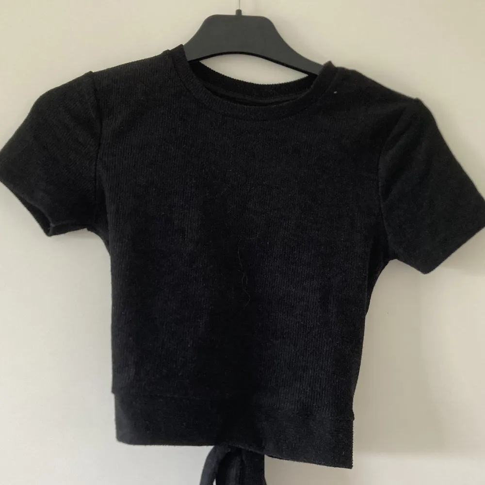 supersnygg svart t-shirt med öppen rygg från Gina Tricot.😍 Materialet är lite ribbat och ifall snöret känns lite långt är det lätt att sy det kortare.💕. T-shirts.