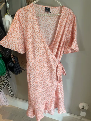 Klänning - Fin klänning i väldigt bra skick från vero Moda några år tillbaka. Den är i storlek XS och passar även en S skulle jag säga! Säljer pga ingen användning för den.