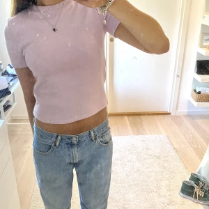 Kortärmad stickad tröja - Säljer denna kortärmade stickade tröjan i ljusrosa/lila från Zara. Nypris är 169 kr. Varan är oanvänd och lappen sitter kvar. Säljer pga fel storlek för mig.